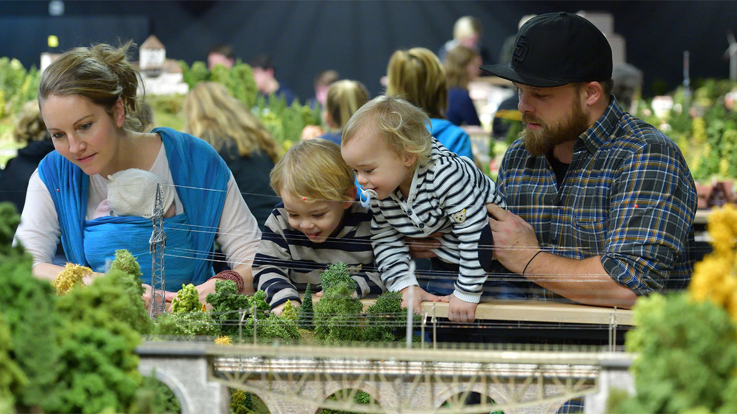 Junge Familie bestaunt die Anlage