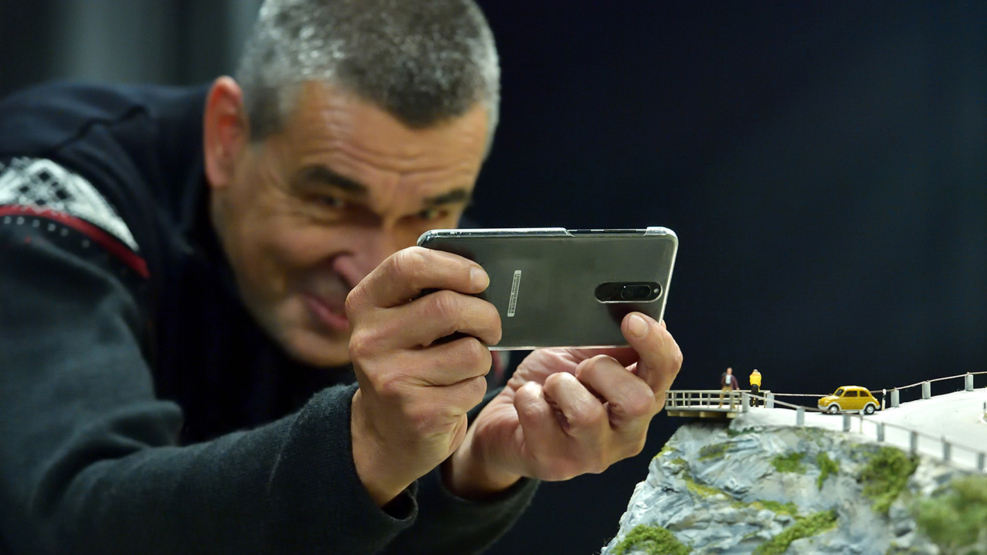 Älterer Herr macht ein Foto der Anlage