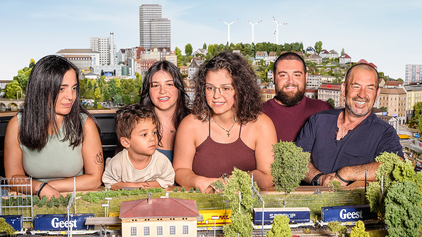 Grosse Familie betrachtet Anlage