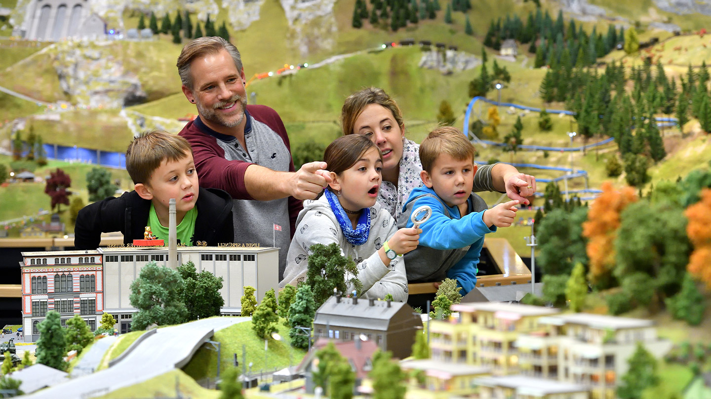 5-köpfige Familie zeigt auf ein Detail