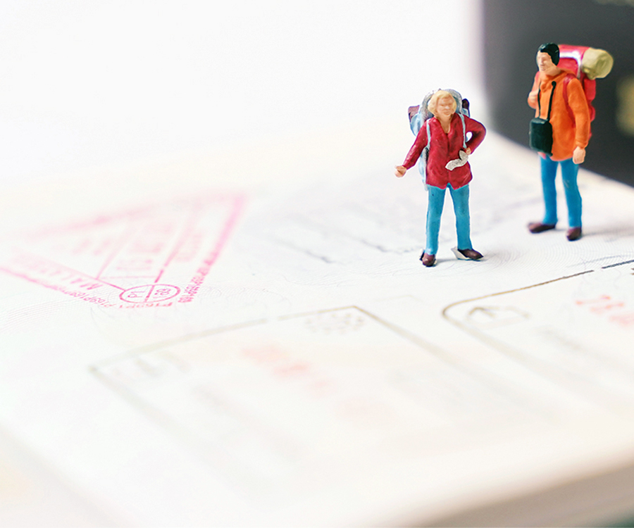 Miniatur-Wanderer auf Skizzenblatt