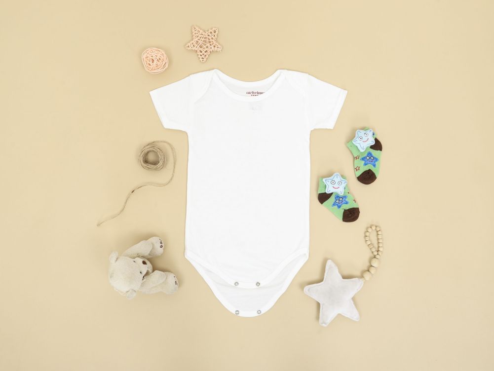 Body de bébé avec des petites chaussettes et accessoires