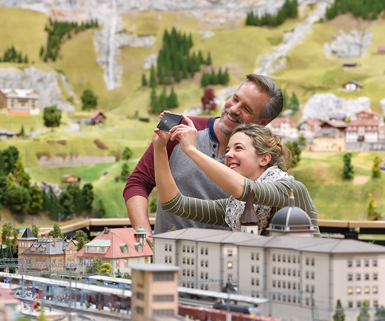 Un couple fait un selfie