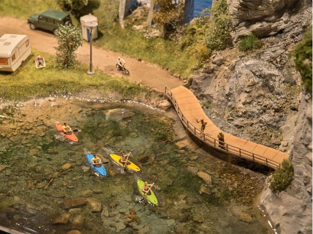 Quatre personnes faisant du canoë