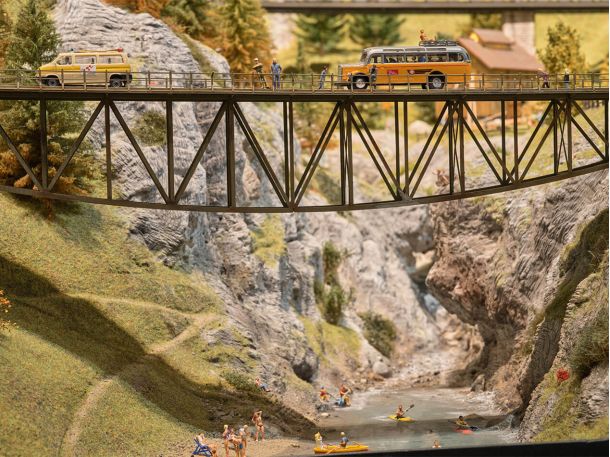 Ancien car postal sur un pont